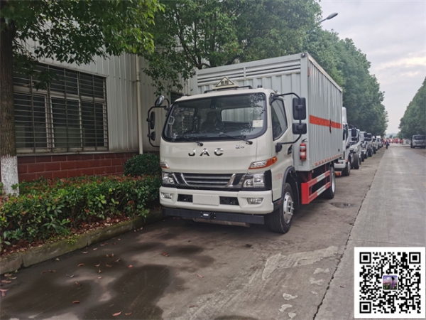 易燃氣體廂式運輸車|江淮5.2米廂體帶液壓尾板氣瓶運輸車